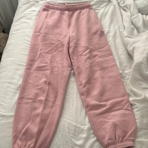 Aritzia fleece joggers in puff pink
